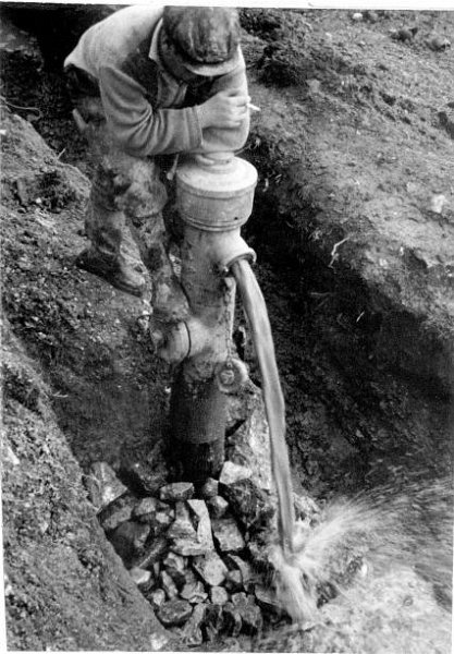 06a Die Leitung wird gespült - Hydrant bei der Kirche - März 63.jpg